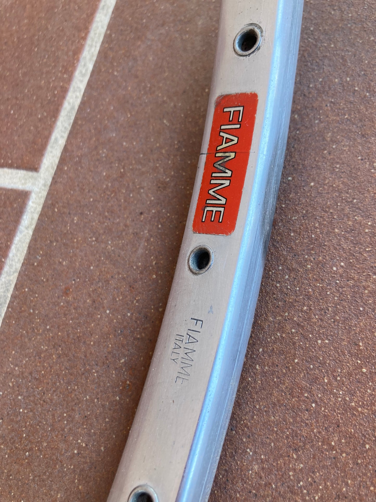 Cerchio Fiamme per tubolare, 36 fori, 700c. Etichetta rossa.