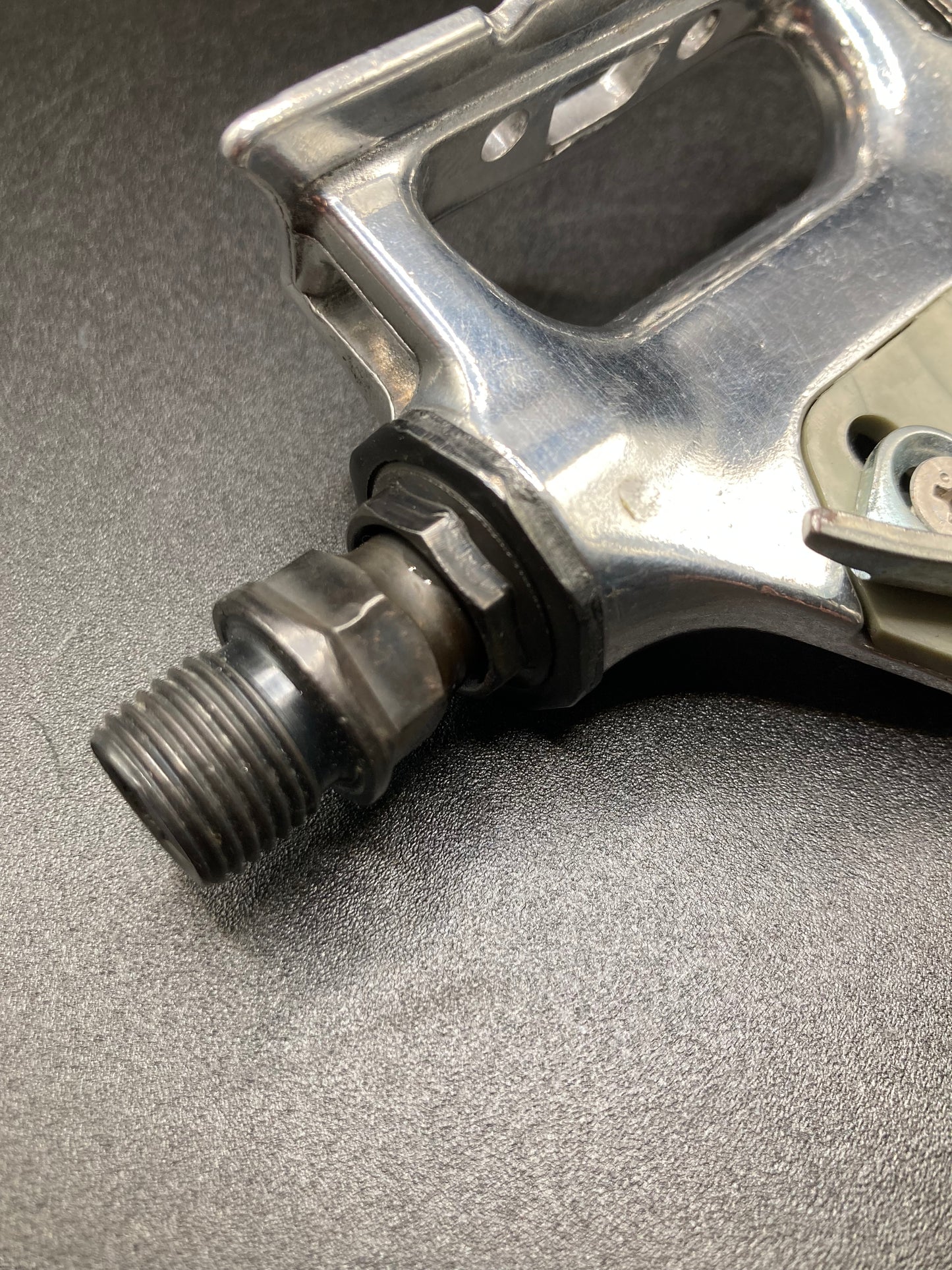 Pedali corsa Shimano A550. Con puntapiedi.