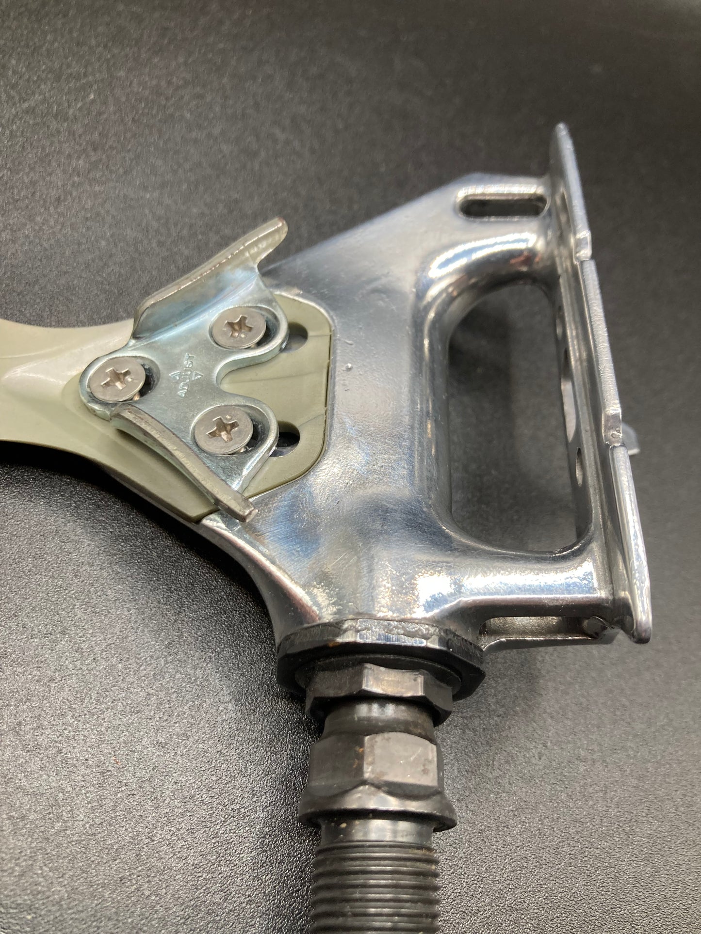 Pedali corsa Shimano A550. Con puntapiedi.