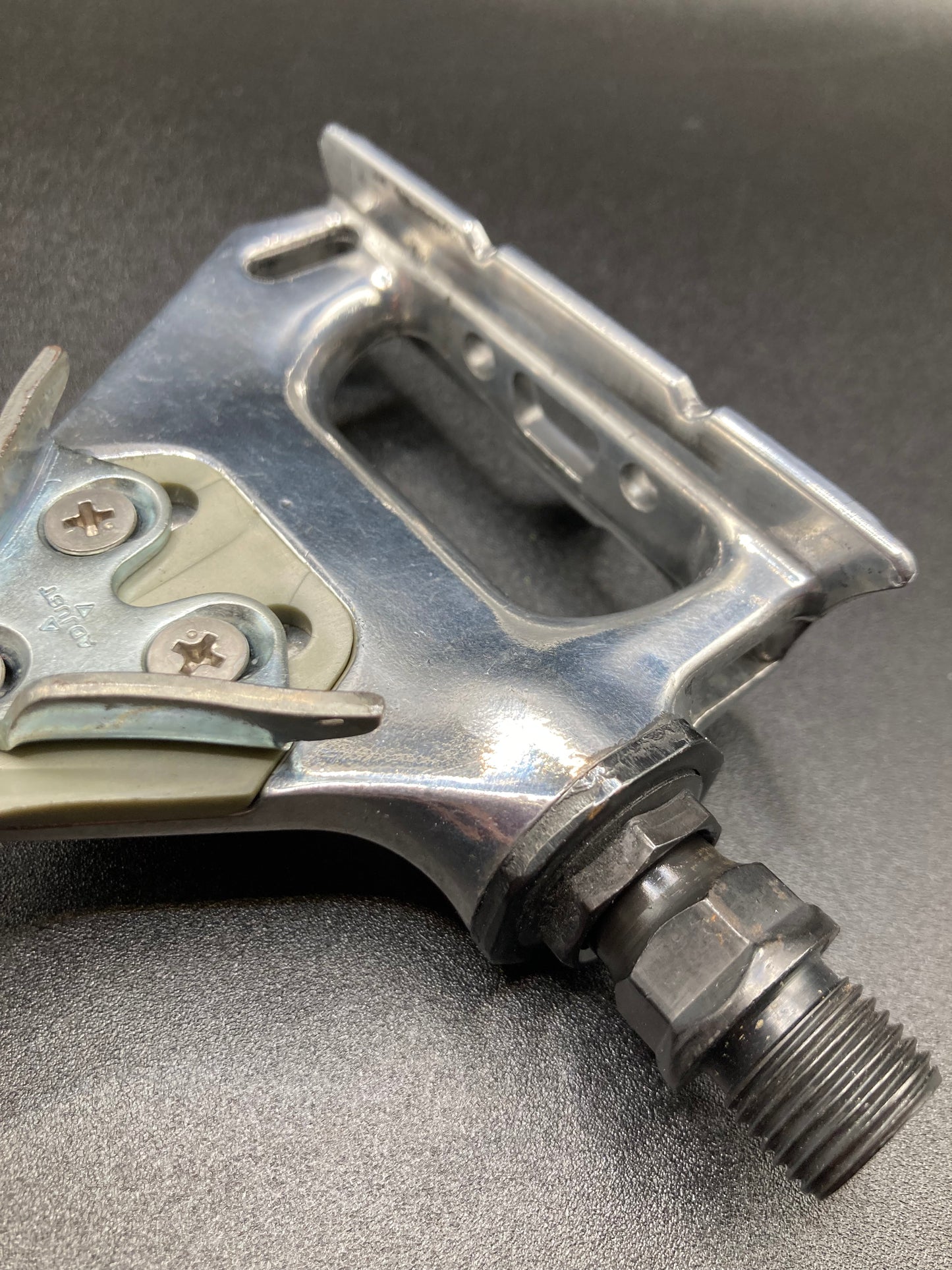 Pedali corsa Shimano A550. Con puntapiedi.