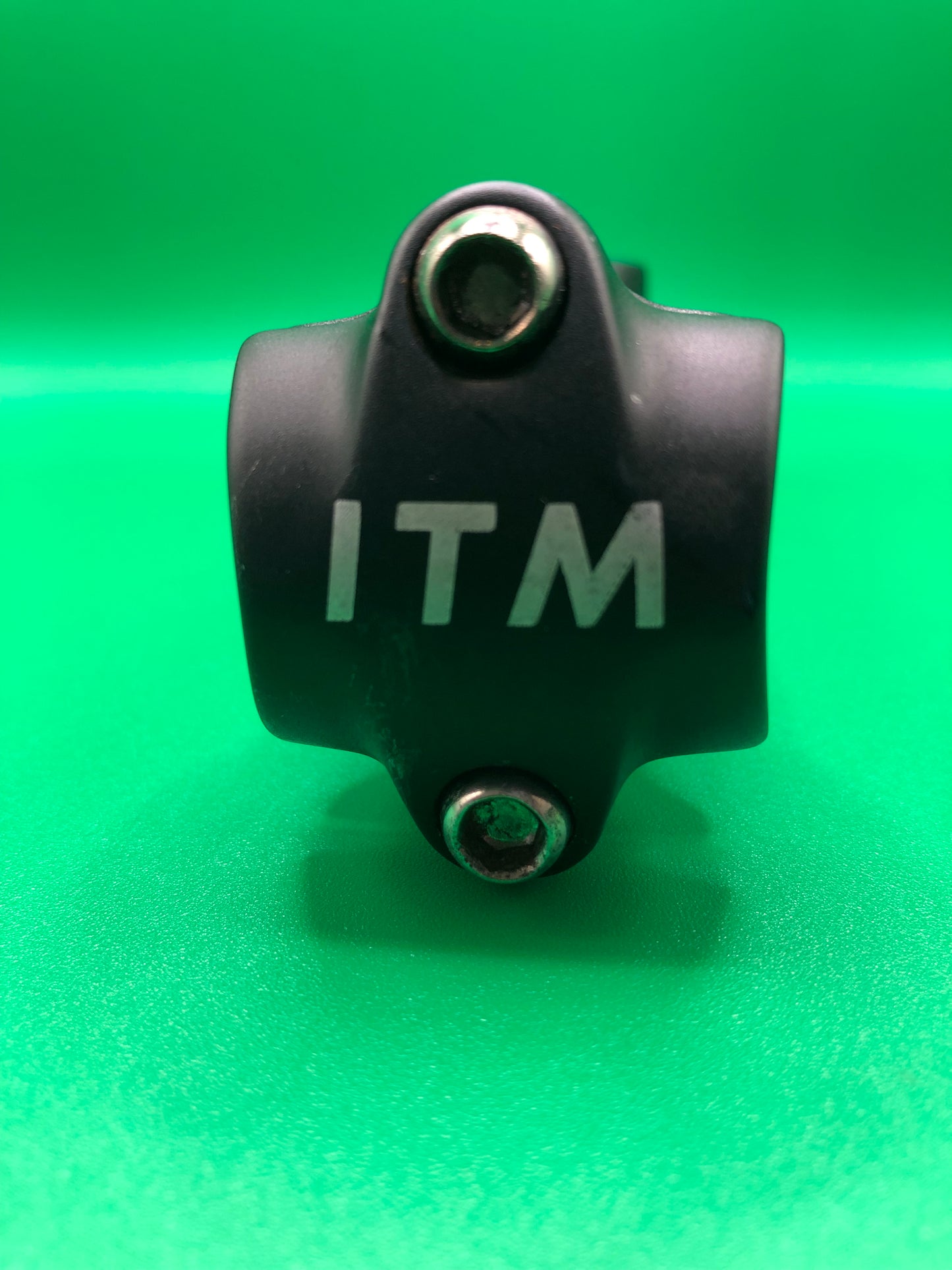 Attacco manubrio ITM Road Racing. 1"1/8, 130mm, per manubri da 25,4mm.