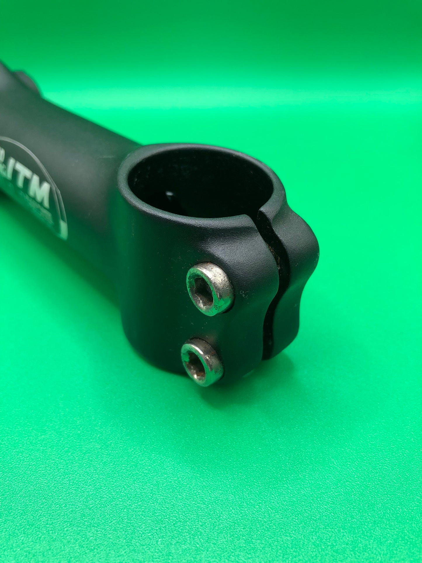 Attacco manubrio ITM Road Racing. 1"1/8, 130mm, per manubri da 25,4mm.
