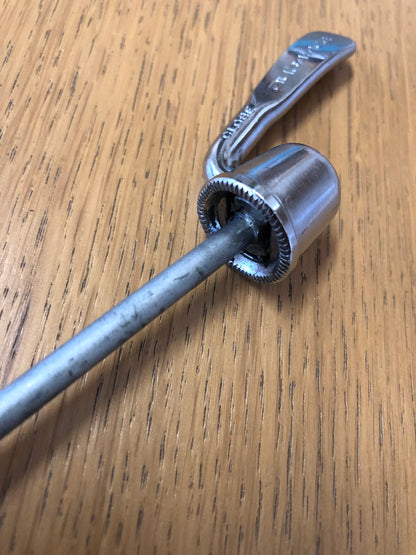 Sgancio rapido posteriore Shimano Dura-Ace 7400.