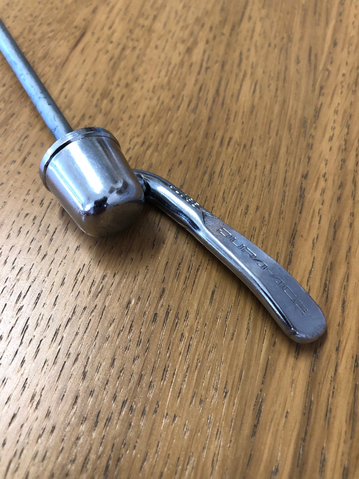 Sgancio rapido posteriore Shimano Dura-Ace 7400.