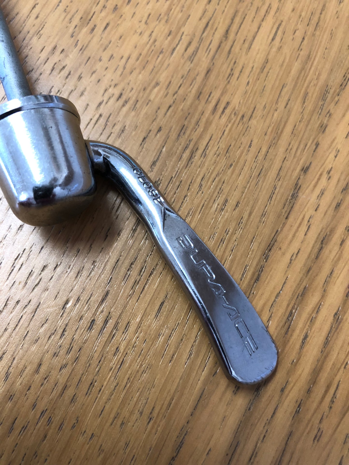 Sgancio rapido posteriore Shimano Dura-Ace 7400.