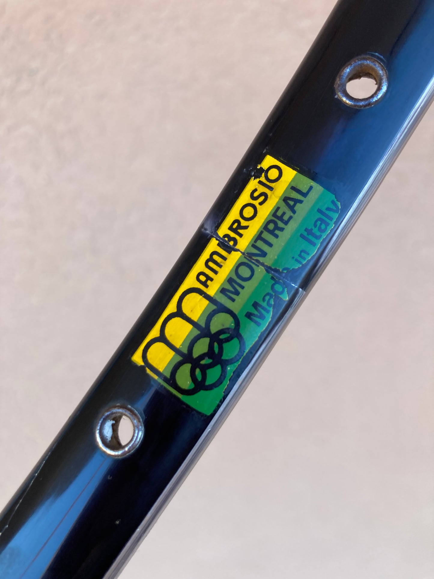 Cerchio bici corsa Ambrosio Montreal nero, per tubolare. 32 fori, 700c.