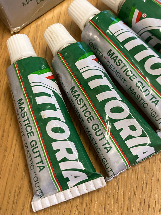 Stock 7 tubetti mastice Gutta Vittoria. 1988. N.O.S.