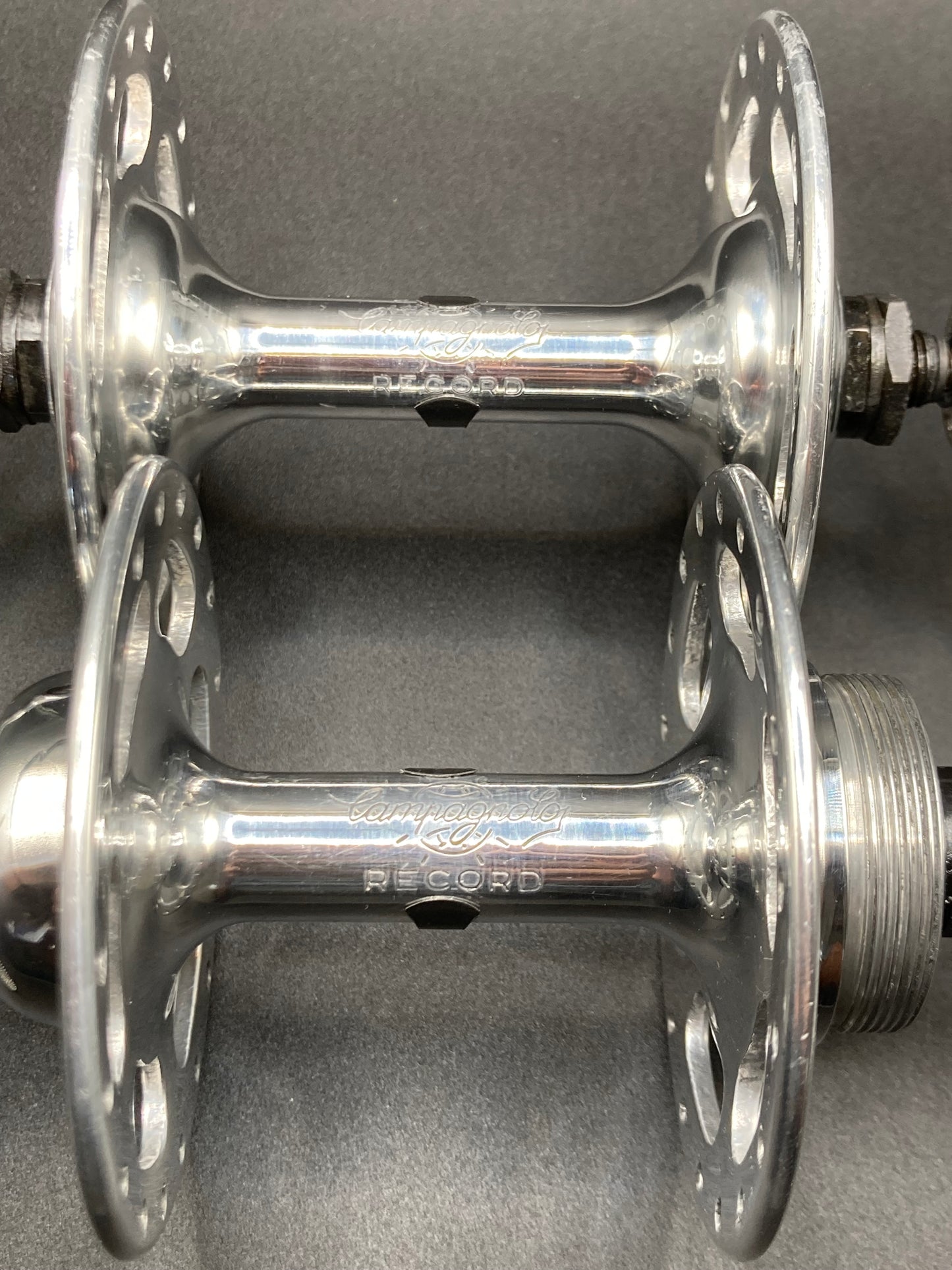 Coppia mozzi Campagnolo Record a flangia alta 36 fori. Modello 1035.