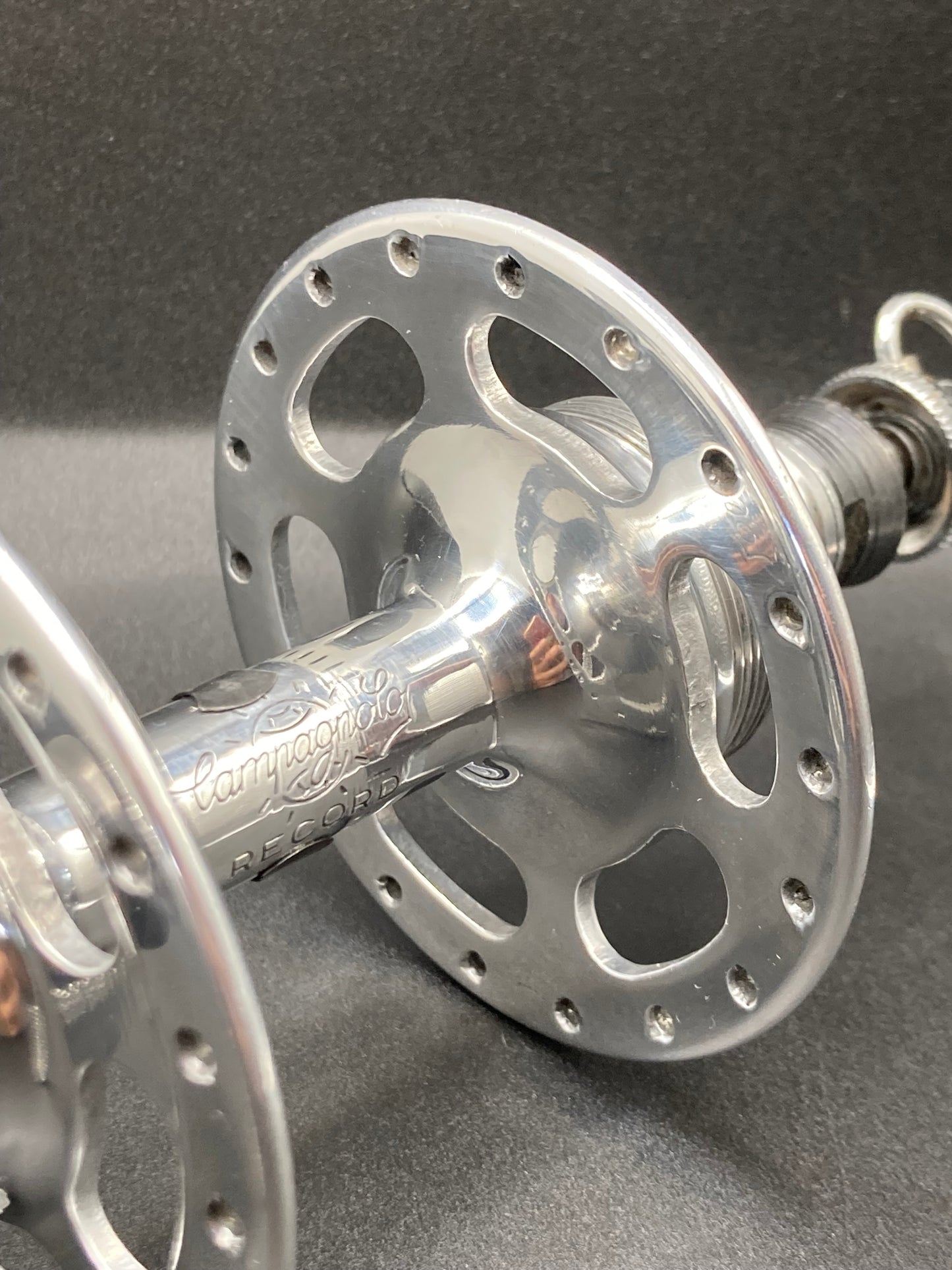 Coppia mozzi Campagnolo Record a flangia alta 36 fori. Modello 1035.