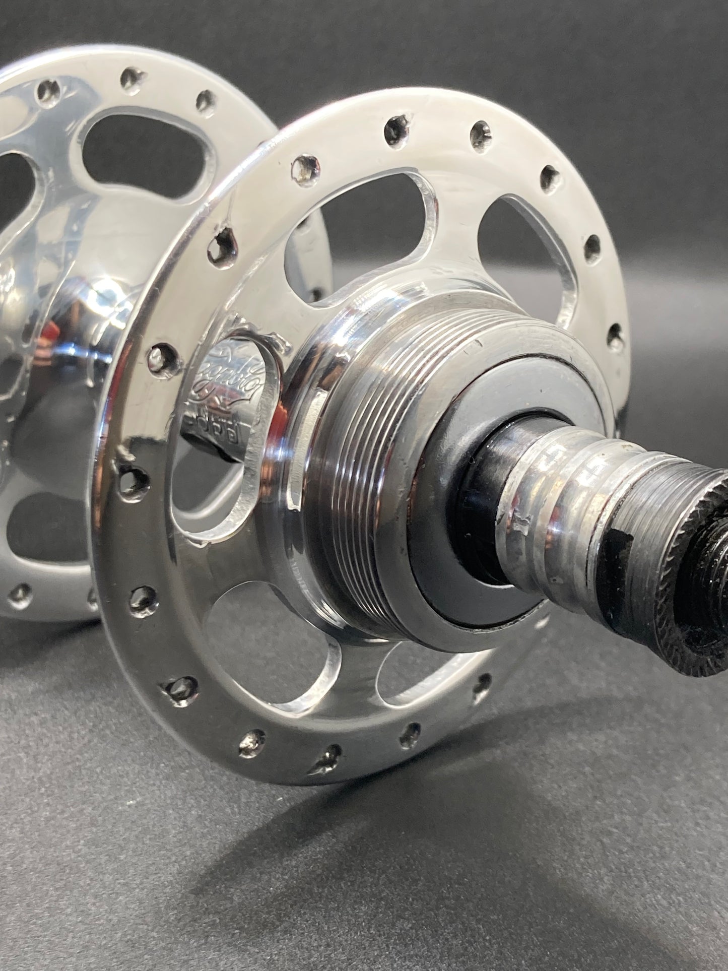 Coppia mozzi Campagnolo Record a flangia alta 36 fori. Modello 1035.