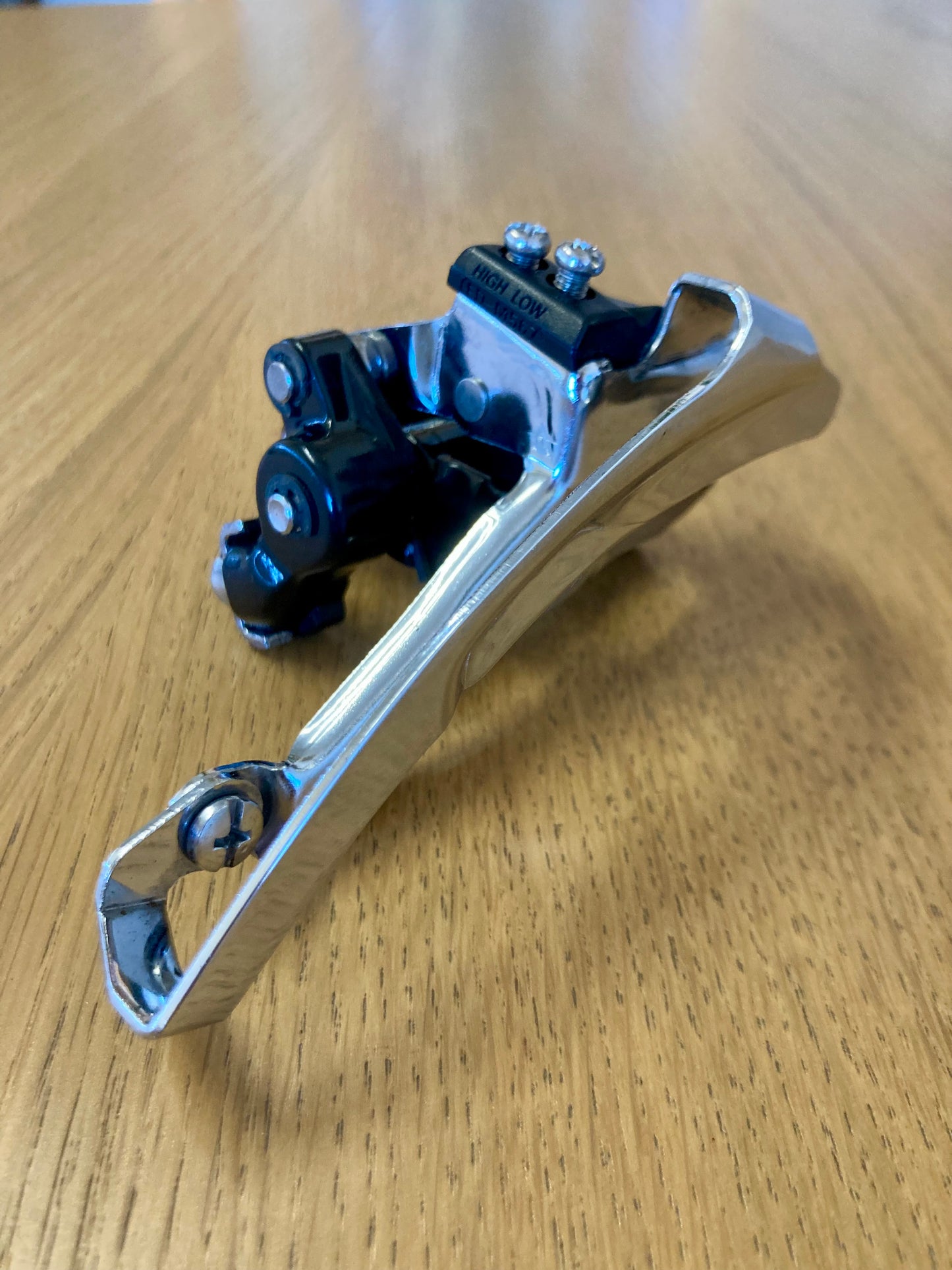 Deragliatore anteriore Shimano LX FD-M567. Down-pull.