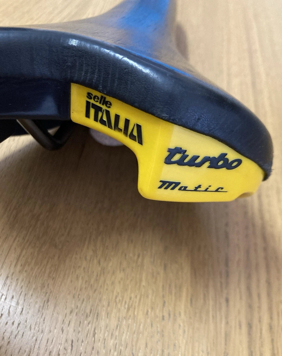 Selle Italia Turbo Matic del 1990. Tomaia in pelle.
