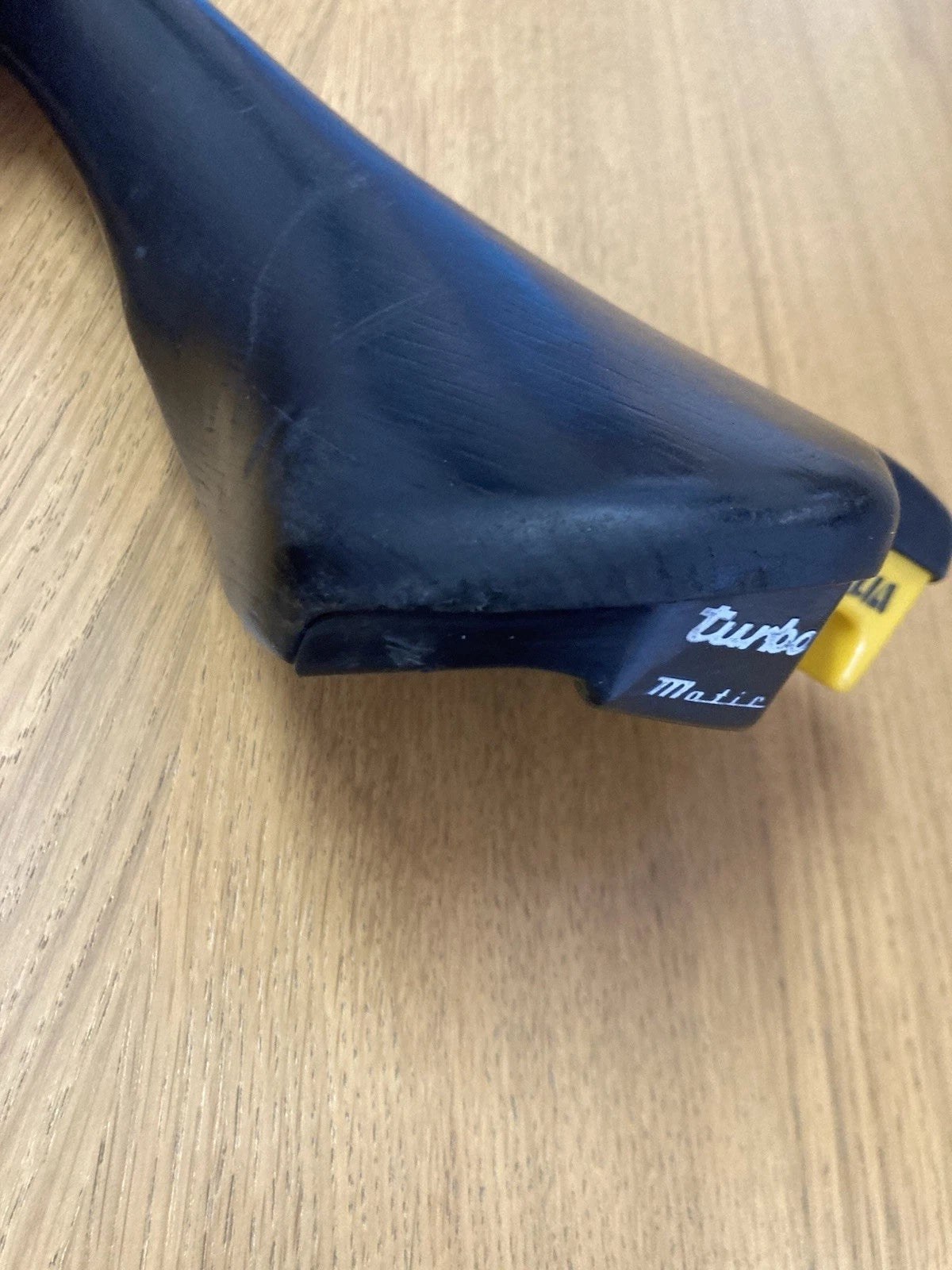 Selle Italia Turbo Matic del 1990. Tomaia in pelle.