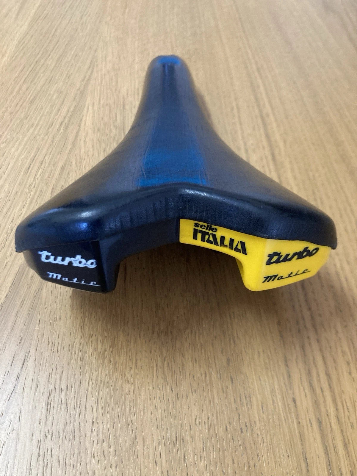 Selle Italia Turbo Matic del 1990. Tomaia in pelle.