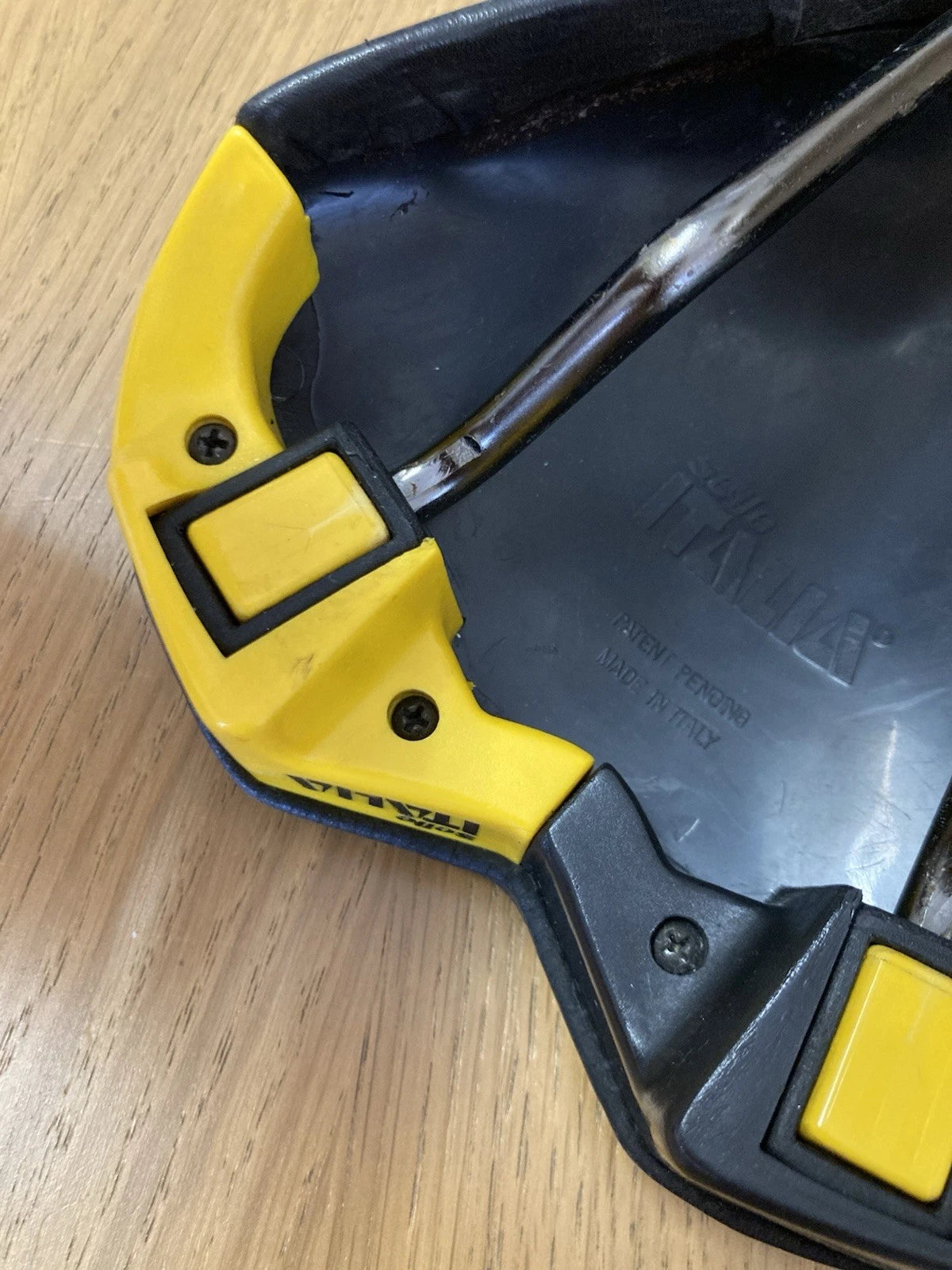Selle Italia Turbo Matic del 1990. Tomaia in pelle.