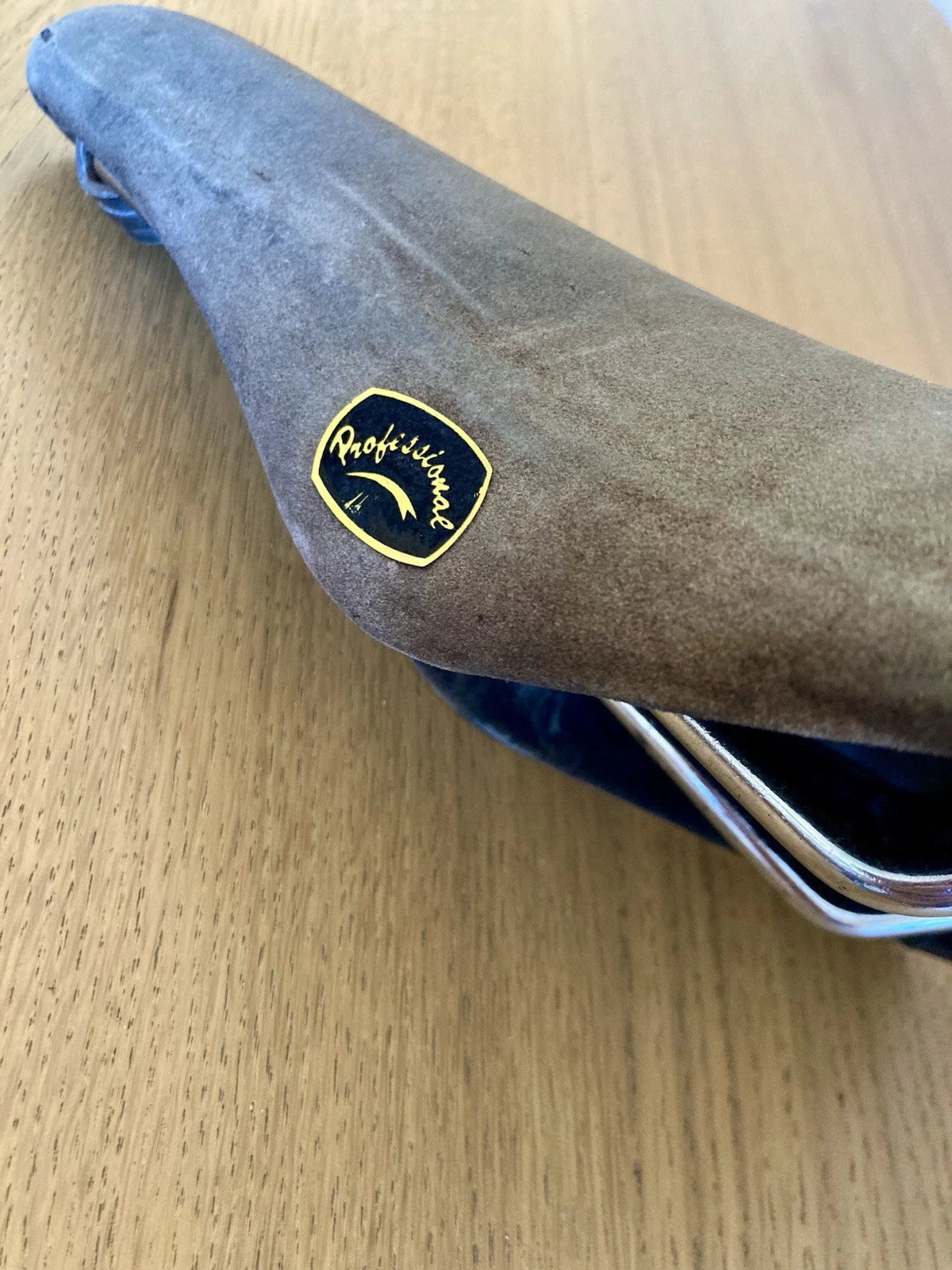 Sella in pelle scamosciata "Professional" anni '60, made in Italy.