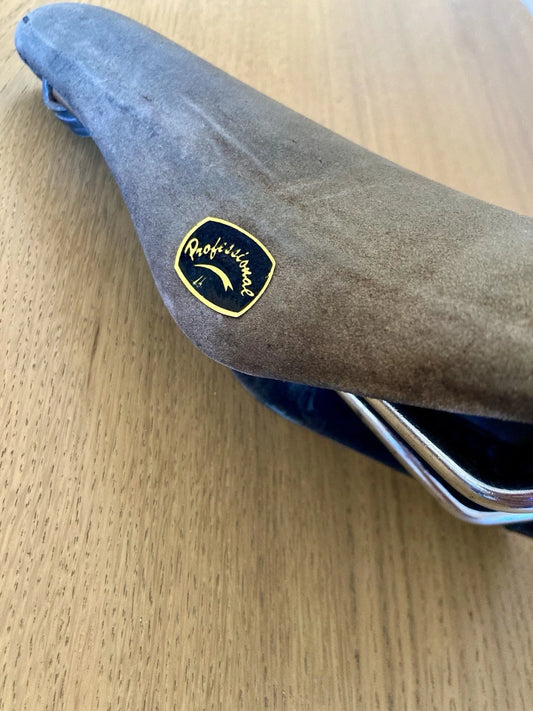 Sella in pelle scamosciata "Professional" anni '60, made in Italy.