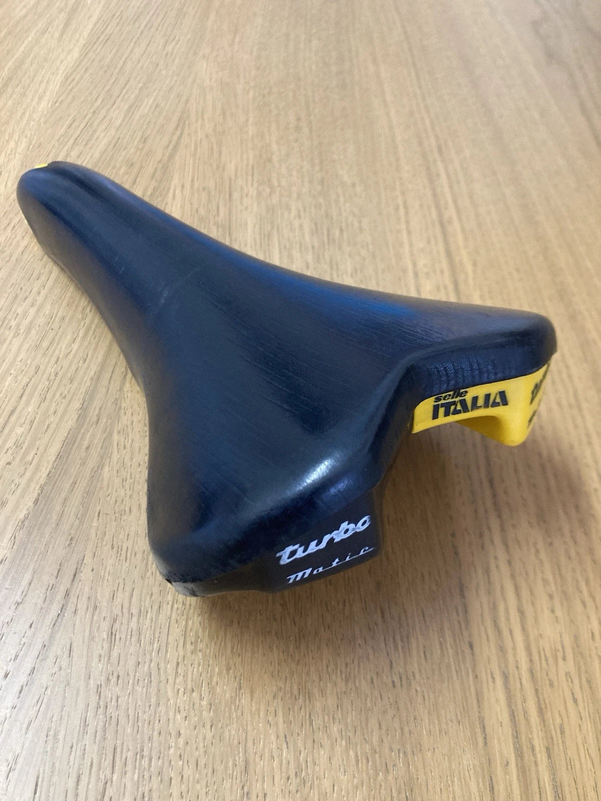 Selle Italia Turbo Matic del 1990. Tomaia in pelle.