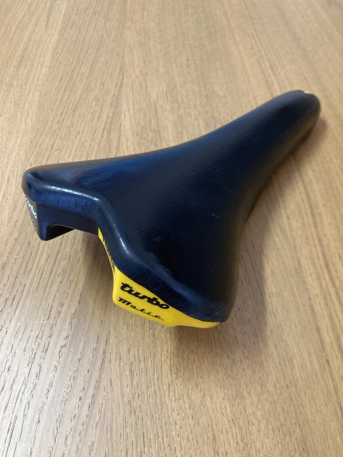 Selle Italia Turbo Matic del 1990. Tomaia in pelle.