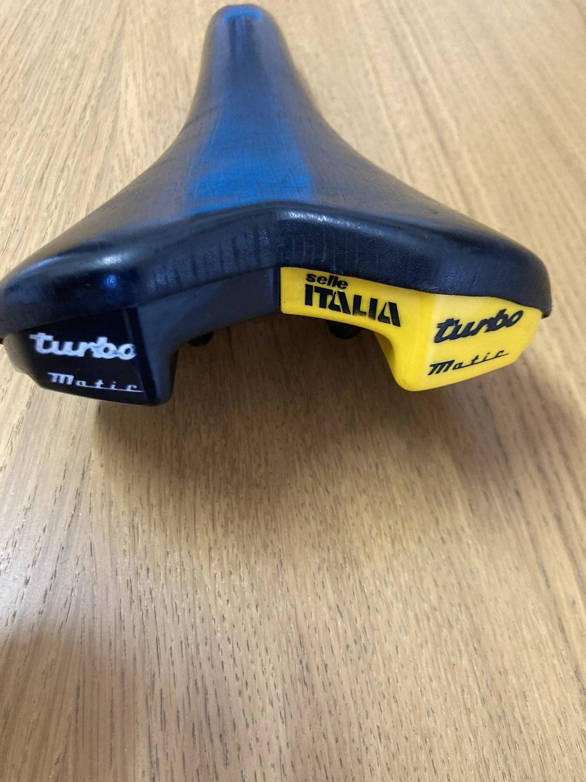 Selle Italia Turbo Matic del 1990. Tomaia in pelle.