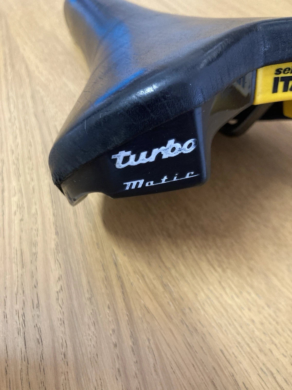 Selle Italia Turbo Matic del 1990. Tomaia in pelle.