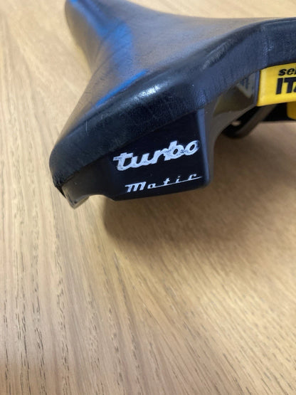 Selle Italia Turbo Matic del 1990. Tomaia in pelle.
