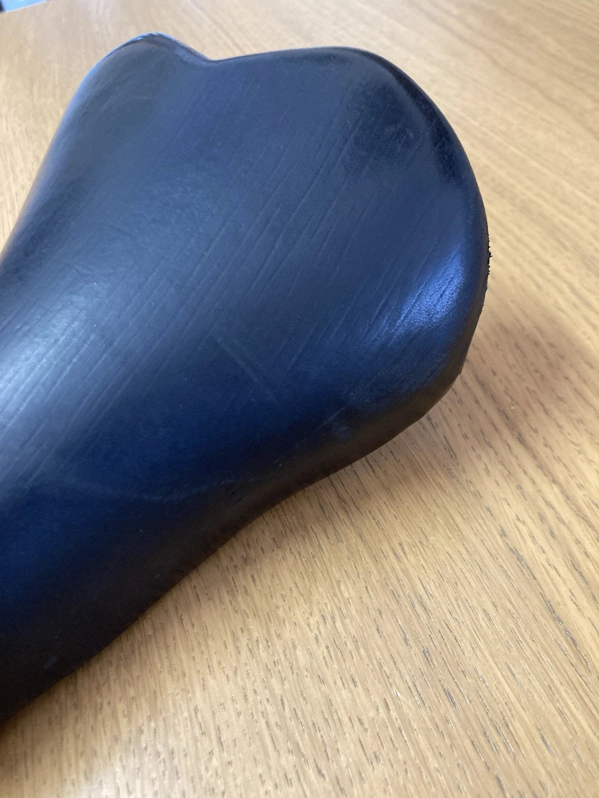 Selle Italia Turbo Matic del 1990. Tomaia in pelle.