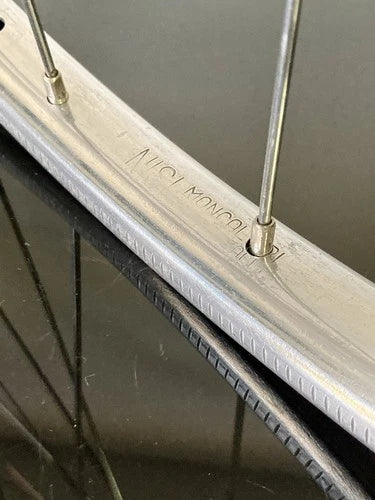 Ruota anteriore corsa, mozzo Campagnolo Record, cerchio Nisi tubolare.