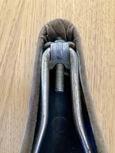 Sella in pelle scamosciata "Professional" anni '60, made in Italy.