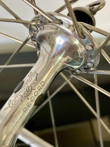 Ruota anteriore corsa, mozzo Campagnolo Record, cerchio Ambrosio 19 Extra copertoncino.