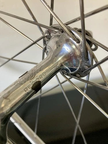 Ruota anteriore corsa, mozzo Campagnolo Record, cerchio Nisi tubolare.
