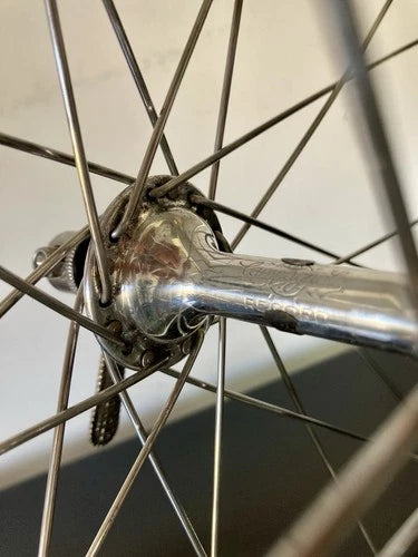 Ruota anteriore corsa, mozzo Campagnolo Record, cerchio Nisi tubolare.