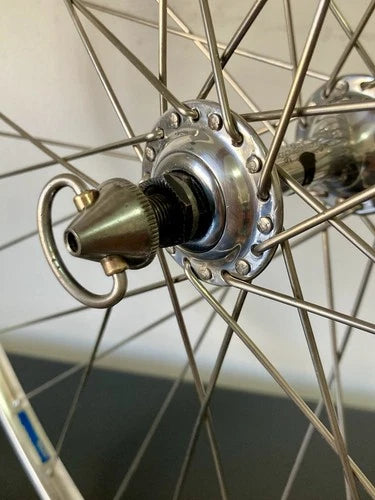Ruota anteriore corsa, mozzo Campagnolo Record, cerchio Ambrosio 19 Extra copertoncino.