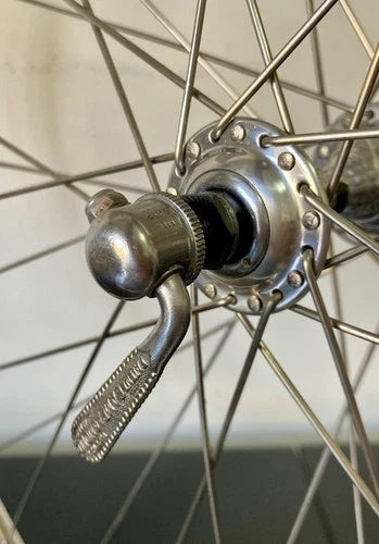Ruota anteriore corsa, mozzo Campagnolo Record, cerchio Ambrosio 19 Extra copertoncino.