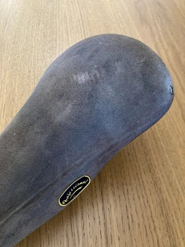 Sella in pelle scamosciata "Professional" anni '60, made in Italy.