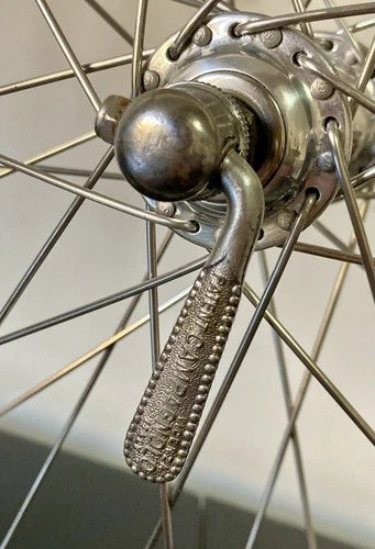 Ruota anteriore corsa, mozzo Campagnolo Record, cerchio Nisi tubolare.
