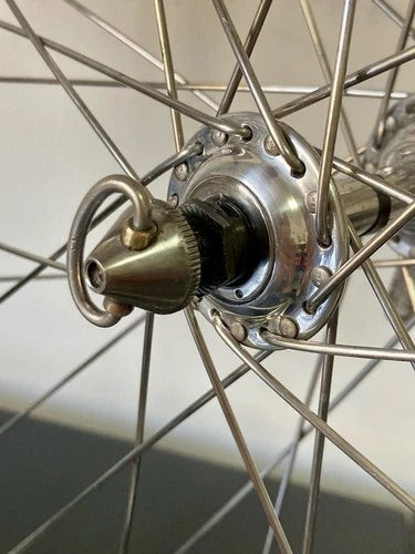 Ruota anteriore corsa, mozzo Campagnolo Record, cerchio Nisi tubolare.