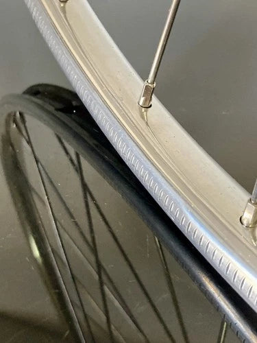 Ruota anteriore corsa, mozzo Campagnolo Record, cerchio Nisi tubolare.