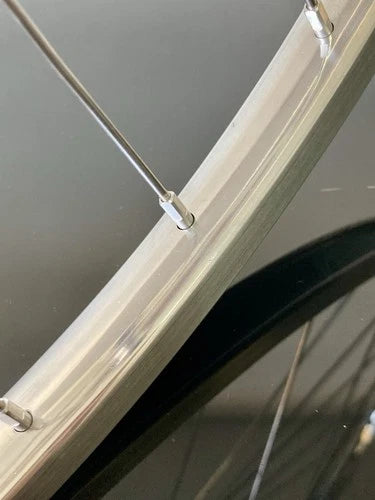 Ruota anteriore corsa, mozzo Campagnolo Record, cerchio Ambrosio 19 Extra copertoncino.