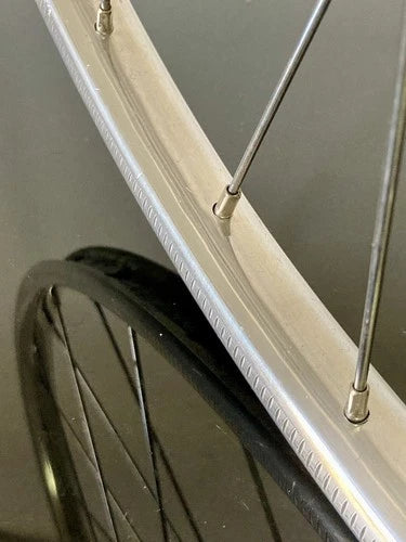 Ruota anteriore corsa, mozzo Campagnolo Record, cerchio Nisi tubolare.