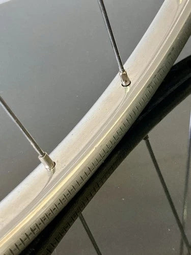Ruota anteriore corsa, mozzo Campagnolo Record, cerchio Nisi tubolare.