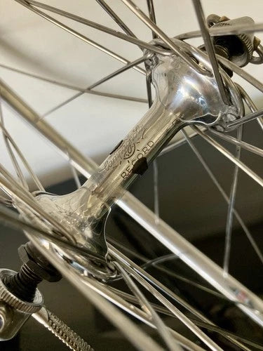 Ruota anteriore corsa, mozzo Campagnolo Record, cerchio Nisi tubolare.